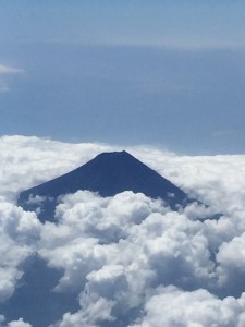 飛行機の窓から見えた富士山。