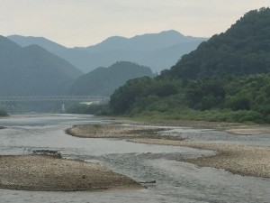 広島から島根に流れる一級河川　江ノ川。お天気はイマイチ。