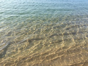 渡津町塩田の浜。澄んだ水です。